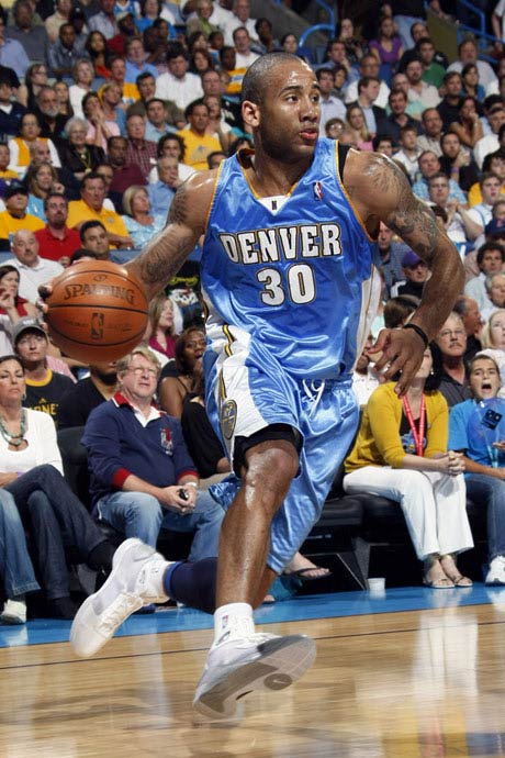 了鲜明对比 了鲜明对比